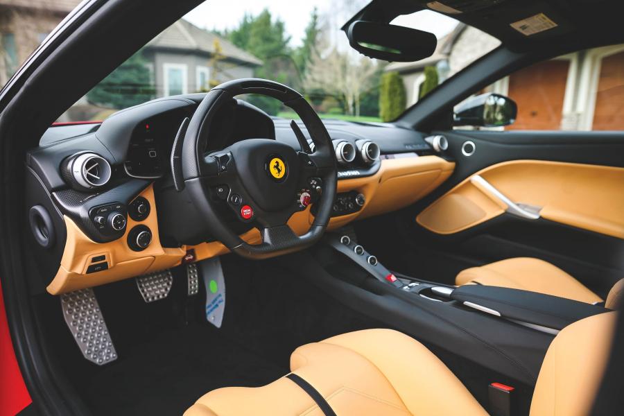 Интерьер Ferrari F12berlinetta The Magnum PI (226588) 2017 года  (фото 14 из 40)